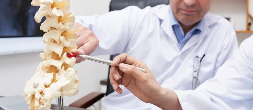 Quais os sintomas de uma coluna inflamada e o que fazer?